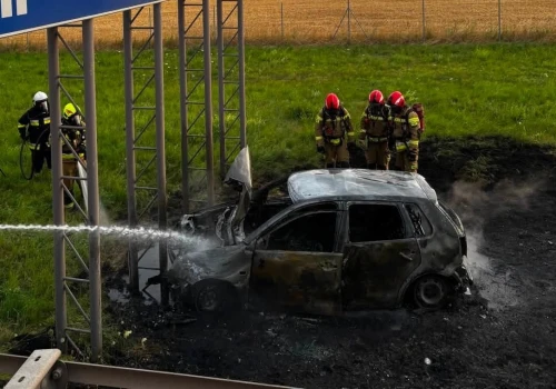 Akcja na A4. Osobówka spłonęła po uderzeniu w znak