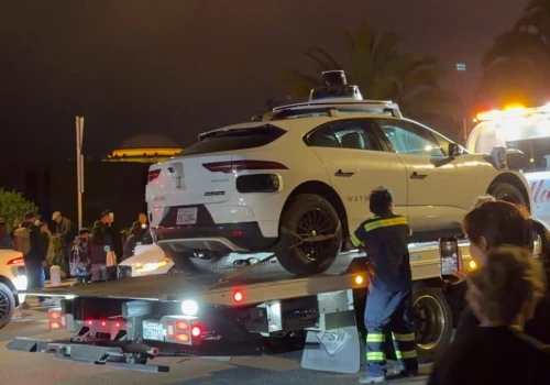 Parędziesiąt Waymo znowu zawiesiło się na ulicach San Francisco . Pasażerowie (w tym dzieci) uwięzieni w środku