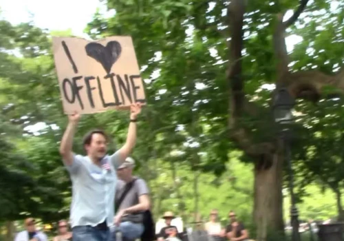 Nowy bunt przeciwko maszynom. Pokolenie Z uczy się życia bez smartfonów na festiwalu w Nowym Jorku