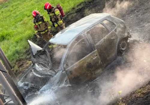 Pożar auta na A4. Kierowca i pasażerowie zniknęli w tajemniczych okolicznościach
