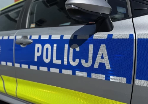 Pijany kierowca uderzył w latarnie. Potem pieszo uciekał przed policją