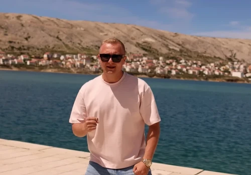 Szymon Jankowski triumfuje nowym hitem „Malinowe usta”