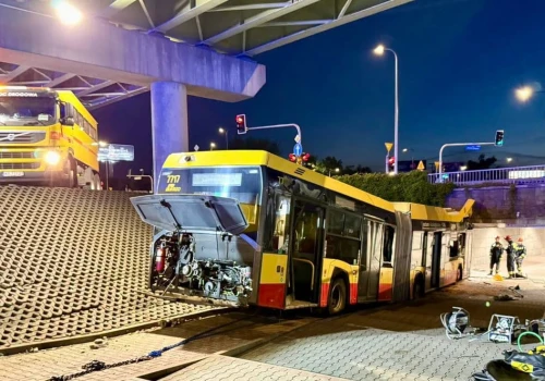 Nieoficjalne przyczyny wypadku autobusu w Warszawie. Pojazd jechał tak, jakby cały czas miał wciśnięty gaz, w sieci pojawiło się nagranie