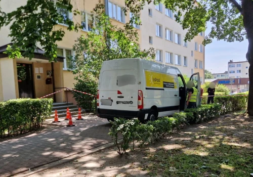 Kurier wjechał pod blok, potrącił starszą kobietę. Trwa walka o życie seniorki