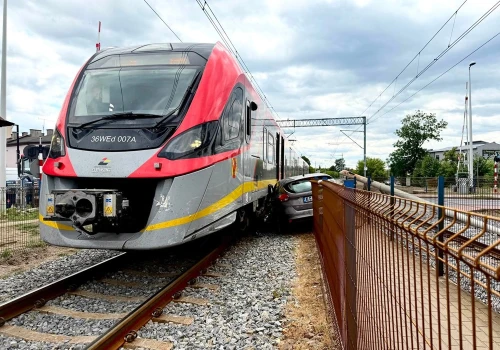 Radomsko. Zderzenie osobówki z pociągiem na przejeździe kolejowym