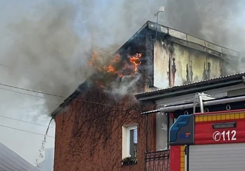 Pożar kamienicy w centrum Klimontowa
