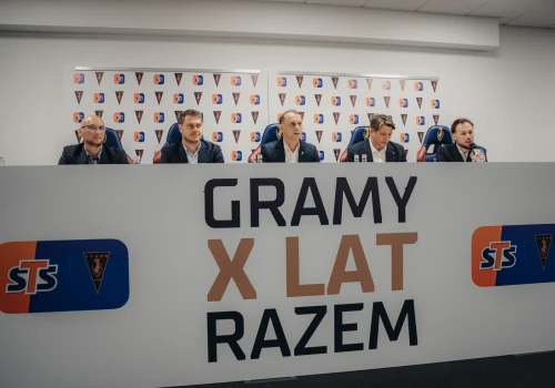 STS zostaje z Pogonią Szczecin. Kontrowersje wokół nowych strojów