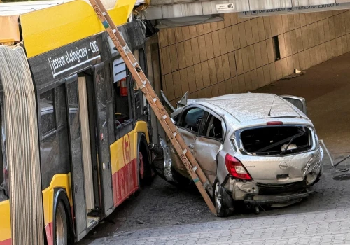 Wypadek autobusu w Warszawie. Prokuratura sprawdza podobieństwo do wypadku ze Śląska