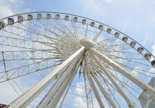 Navy Pier oferuje darmowe przejażdżki Centennial Wheel. To rekompensata za mgłę podczas pokazu fajerwerków 4 lipca