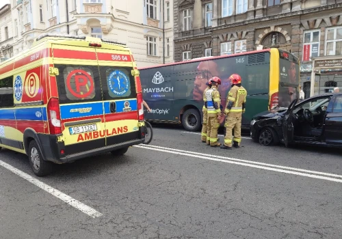Z ostatniej chwili: Zderzenie trzech aut i autobusu. Jeden z pojazdów dachował – foto