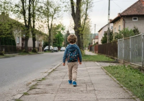4-latek samodzielnie otworzył drzwi i wyszedł z mieszkania. Zwrócił uwagę policji