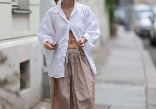 Stylizacje na lato z parachute pants. 5 najciekawszych połączeń na różne okazje