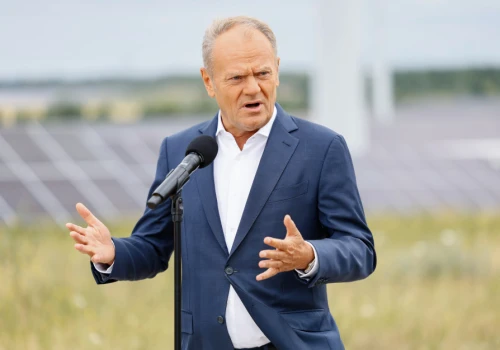 2403 zł dla każdego, ale to oznacza likwidację 800 plus. Zapadła już decyzja
