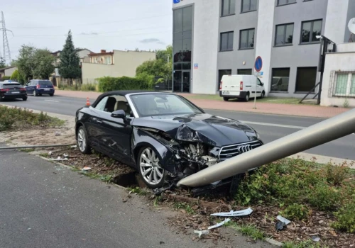 Kierujący Audi uderzył w latarnię. 49-latek był reanimowany