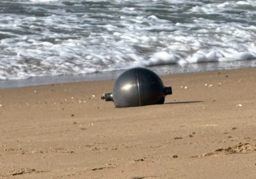 Metalowe kule spadły na rajską plażę. 