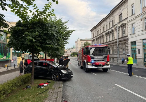 Karambol w centrum Bielska-Białej. Zderzyły się cztery pojazdy, w tym autobus MZK