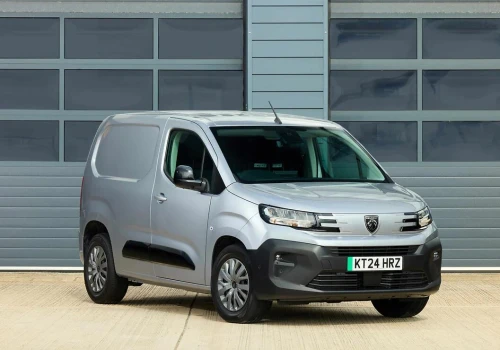 Nie Toyota, a Peugeot mocno rośnie w Wielkiej Brytanii. Partner bierze niemal co czwartego klienta w swoim segmencie