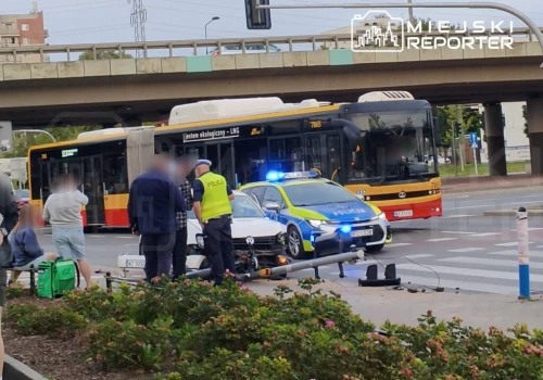 Volkswagen uderzył w sygnalizator i rowerzystę po zderzeniu z miejskim autobusem