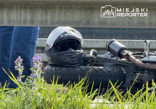 Motocyklista uderzył w tył auta na DW631. Kierujący jednośladem trafił do szpitala