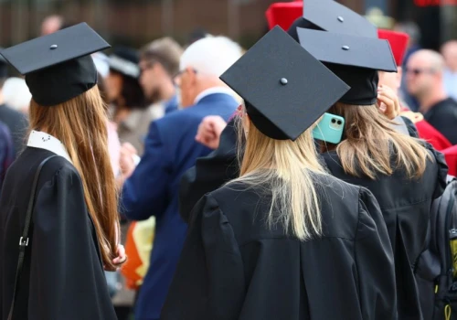 Szkoła lub studia tylko dla zniżek i ZUS-u. MEN planuje bat na 