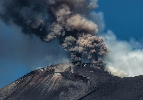 Erupcja Etny na Sycylii. Lotnisko w Katanii przedłuża zawieszenie lotów
