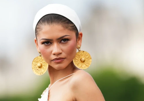 Zendaya odwróciła się tyłem do zdjęcia. Ten element kreacji zaskoczył
