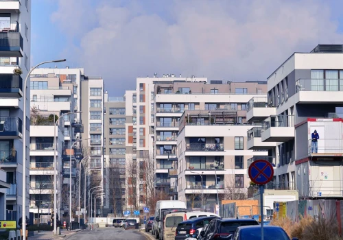 Warszawa wstrzymuje ważne decyzje. Ratusz zasypały wnioski deweloperów