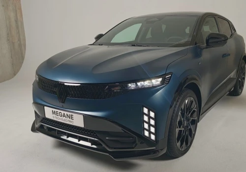 Nowe Renault Megane E-Tech. Nie patrz na jego zdjęcia, w rzeczywistości wygląda inaczej