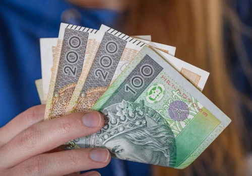 Do końca sierpnia na konta wpłynie 2590 zł. Skorzysta konkretna grupa pracowników