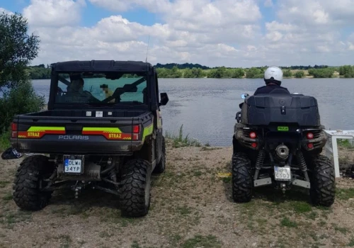 Co policjanci i strażacy robią na żwirowni?