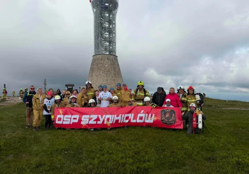 Strażacy z Szynkielowa zdobyli Śnieżnik. 38-osobowa reprezentacja połączyła górską pasję z pomocą dla innych