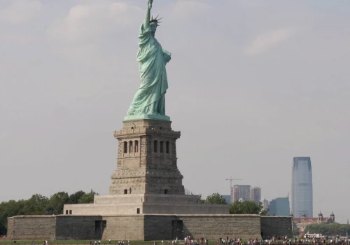 Polacy już nie marzą o życiu za oceanem. Te kierunki na emigrację wybierają częściej niż USA