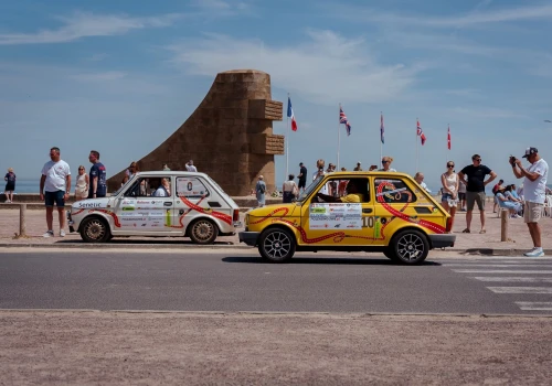 Ponad 70 Fiatów 126p dotarło na Omaha Beach. Na zbiórce już prawie milion złotych