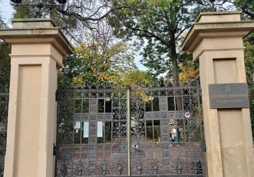 Kolejna kradzież na Cmentarzu Rakowickim. Zniszczono grób Heleny Modrzejewskiej