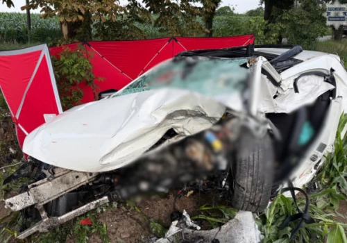 Mercedes roztrzaskany, dwie młode osoby nie żyją