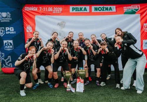 Uniwersytet Warszawski znów na tronie
