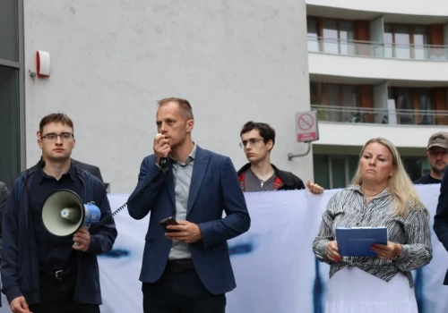 Piotr Bartosz: „Nie dla kulturowej ekspansji”. W Krakowie odbył się protest przeciwko lokalizacji meczetu