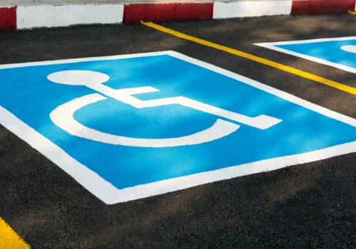 Karta parkingowa, ulgi, zasiłki, pomoc. Jak dostać orzeczenie?