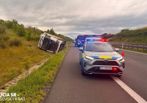 Zestaw położył się przy autostradzie, martwy kierowca został znaleziony pod naczepą