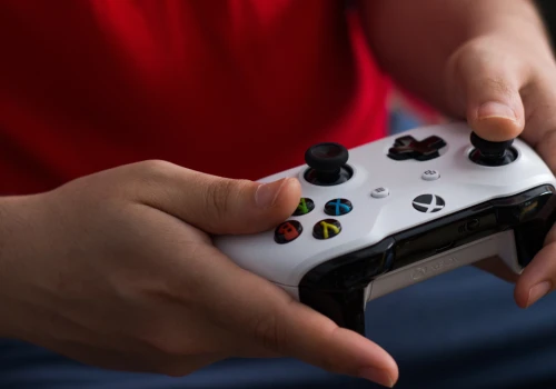 Koniec pewnej epoki? Microsoft tnie Xboxa i oddaje kultowe studia gier