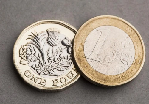 Funt najdroższy od ponad roku. Kurs euro nadal w „boczniaku”