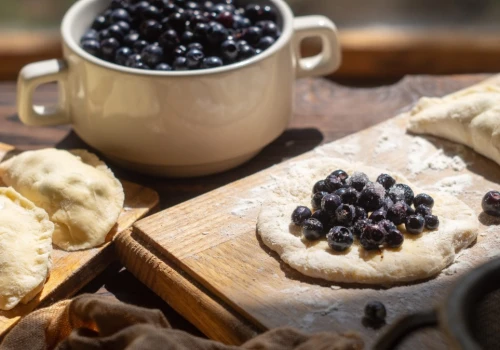 Delikatne ciasto na pierogi z jagodami. Tani nabiał zmienia wszystko