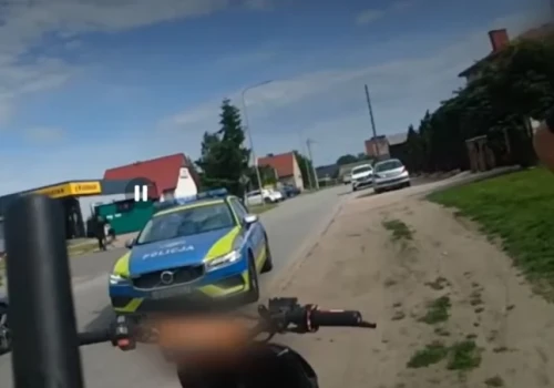 Bez prawa jazdy i na jednym kole na skuterze. Policja: Dzwonimy do mamy!