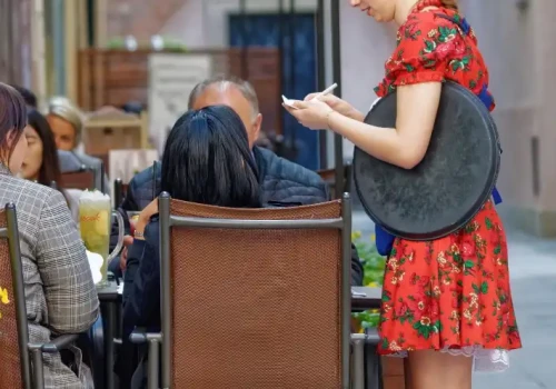 Studencki portfel w wakacje. Kiedy praca sezonowa zasili konto ZUS, a kiedy dostanie całą pensję?