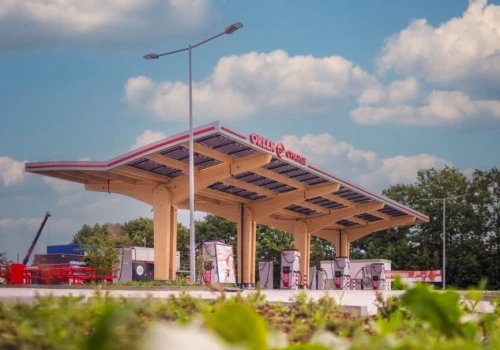 Orlen atakuje Schleswig-Holstein: 16 ładowarek, zadaszenie, odkurzacze, sklep, pylon z cenami. Szkoda, że stacja nie działa