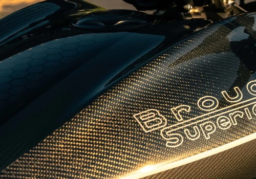 Brough Superior Dagger S kosztuje fortunę, ale nie ma zamiaru ścigać się z litrowymi nakedami