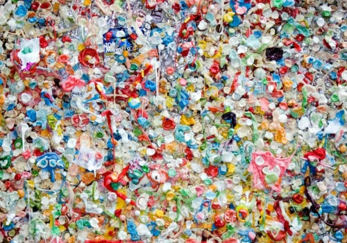 Koniec z downcyklingiem plastiku? Japończycy znaleźli sposób na kolorowe odpady