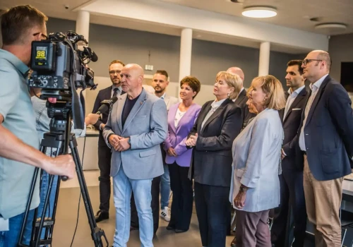 Nadzwyczajna sesja Rady Miejskiej w Ostrowie nie doszła do skutku. Prezydent: zagrożone są milionowe inwestycje