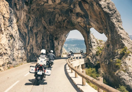 Alpy Nadmorskie we Francji. Bardzo motocyklowe zaplecze Lazurowego Wybrzeża