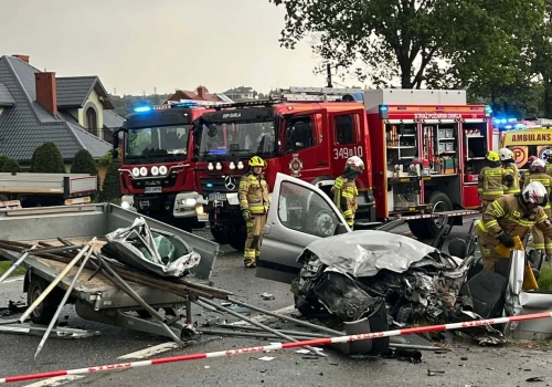 Droga wojewódzka całkowicie zablokowana. Koszmarny wypadek na granicy Teodorówki i Nadola. Czołowe zderzenie z tirem.